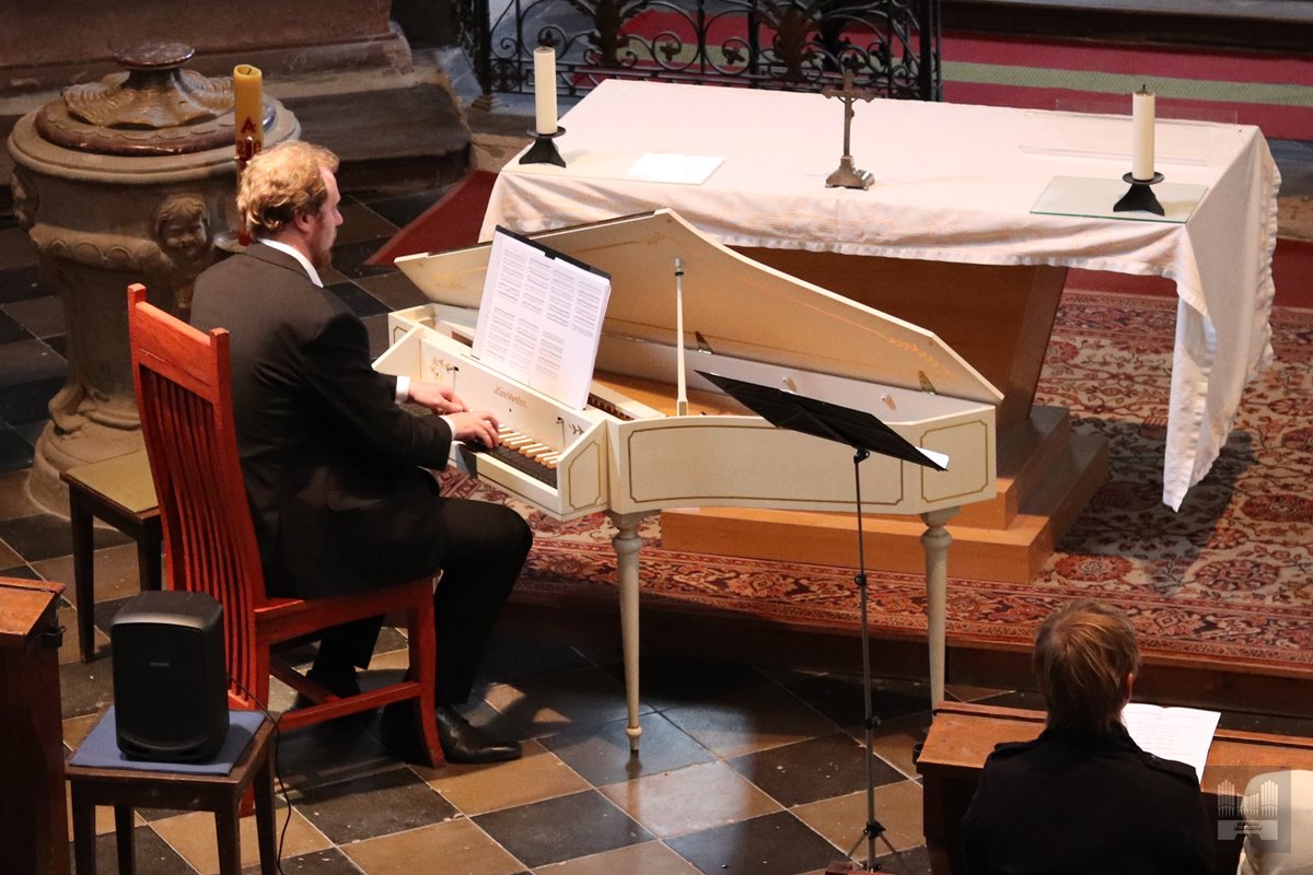 (4/8) Spinet je kompaktnější varianta cembala, se strunami napříč užívaná často ve středostavovských domech. Struny se rozeznívají trsnutím.